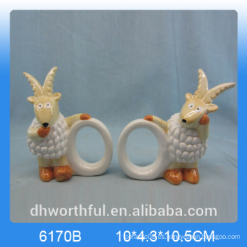 Elegante anillo de servilleta de papel de cerámica con estatuilla de cabra